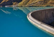 Gemäss dem geltenden Energiegesetz soll die durchschnittliche jährliche Wasserkraftproduktion in der Schweiz bis 2035 auf 37'900 GWh ansteigen. Foto: Gabor Koszegi/Unsplash