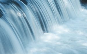Gemäss dem geltenden Energiegesetz soll die durchschnittliche jährliche Wasserkraftproduktion in der Schweiz bis 2035 auf 37'900 GWh ansteigen. Foto: Kundennote/Pixabay