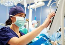 Digitalisierung im Krankenhaus braucht Netzwerke Dosen aus dem R&MhealthLine-System stellen im Patientenzimmer oder Operationssaal für medizintechnische und viele andere digitale Geräte den Zugang zum Datennetz her. Foto: R&M