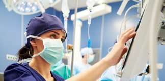 Dosen aus dem R&MhealthLine-System stellen im Patientenzimmer oder Operationssaal für medizintechnische und viele andere digitale Geräte den Zugang zum Datennetz her. Foto: R&M