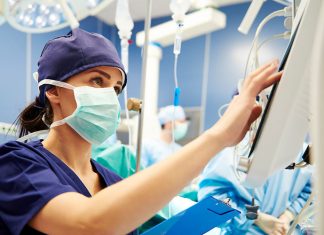 Digitalisierung im Krankenhaus braucht Netzwerke Dosen aus dem R&MhealthLine-System stellen im Patientenzimmer oder Operationssaal für medizintechnische und viele andere digitale Geräte den Zugang zum Datennetz her. Foto: R&M