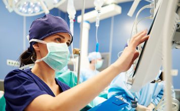 Dosen aus dem R&MhealthLine-System stellen im Patientenzimmer oder Operationssaal für medizintechnische und viele andere digitale Geräte den Zugang zum Datennetz her. Foto: R&M