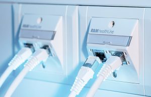 Für den Schutz vor Entladungen an medizintechnischen Geräten hat R&M das Isolationsmodul R&MsafeLine entwickelt. Der Koppler für Steckdosen erspart teure Aufrüstungen der Geräte. Foto: R&M