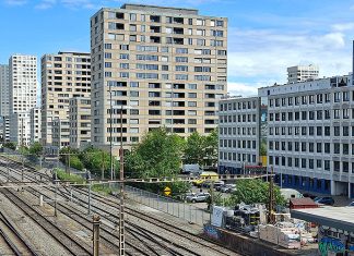 Dichte zu reduzierten Kosten Die Wohnsiedlung Letzi steht direkt am Gleisfeld. Sie wird eingefasst von den Überbauungen Letzibach, rechts im Vordergrund, und dem Letziturm, links, am Ende der Reihe. Auch sie wird durch ein Hochhaus akzentuiert. Foto: Manuel Pestalozzi