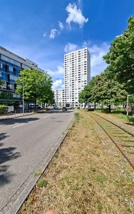 Ein altes Industriegleis führt von der Flurstrasse über die Hohlstrasse und den neuen Rosa Luxemburg-Platz unter dem Hochhaus. Anschliessend durchquert es die Siedlung und den Hofraum und mündet dann ins Gleisfeld des Bahnhofs. Foto: Manuel Pestalozzi