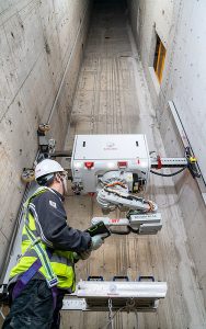 Schindler R.I.S.E vermisst den Schacht und findet die optimale Position für die Bohrlöcher und Ankerbolzen. Foto: Schindler Deutschland