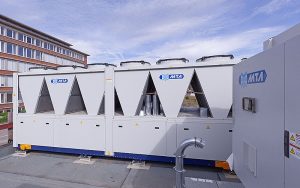 Auf dem Dach der Energiezentrale befindet sich eine Kältemaschine, die mit Solarstrom vom Holzparkhaus Kälte für das Medizinische Versorgungszentrum MVZ erzeugt. Foto: EnStadt:Pfaff