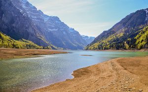 Auch in der Schweiz sind die Pegelstände vieler Flüsse und Seen, wie der Klöntalersee, auf einem rekordtiefen Niveau. Foto: AdobeStock