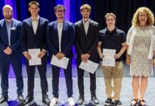 Lernende erforschen Drohnenantrieb der Zukunft (V.l.) Tobias Käch, Fachbereichsleiter Berufsmaturität, Kian Vaidya, Davide Ianilli, Philip Stucki, Livio Pinti mit Sabine Sulzer, Vizedirektorin Hochschule Luzern – Technik & Architektur. Foto: HSLU/Kanton Luzern