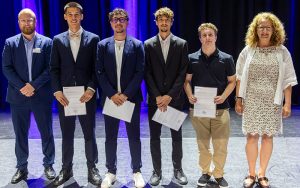 (V.l.) Tobias Käch, Fachbereichsleiter Berufsmaturität, Kian Vaidya, Davide Ianilli, Philip Stucki, Livio Pinti mit Sabine Sulzer, Vizedirektorin Hochschule Luzern – Technik & Architektur. Foto: HSLU/Kanton Luzern