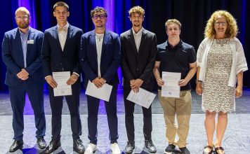 Lernende erforschen Drohnenantrieb der Zukunft (V.l.) Tobias Käch, Fachbereichsleiter Berufsmaturität, Kian Vaidya, Davide Ianilli, Philip Stucki, Livio Pinti mit Sabine Sulzer, Vizedirektorin Hochschule Luzern – Technik & Architektur. Foto: HSLU/Kanton Luzern