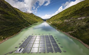 Boom bei Batteriespeichern, Rückgang bei PV-Modulen Solarpark auf einem Stausee inBoourg-Saint-Pierre. Foto: Romande Energie/Valentin Flauraud