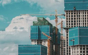 Der Ausbau erneuerbarer Energien ist neben der Reduktion des Wohnraums pro Person ein wichtiger Faktor zur Senkung der Emissionen. Foto: C Dustin/Unsplash