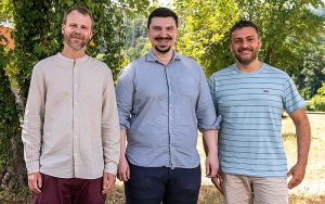 Die PSI-Forscher Kaspar Dällenbach, Petros Vasilakos und Imad El Haddad (von links) haben über ein europaweites Forschungsnetzwerk Messdaten zu bodennahem Wüstenstaub zusammengetragen. Die Ergebnisse ihrer Analyse zeigen: Wüstenstaub ist ein zunehmendes Problem. Foto: Paul Scherrer Institut PSI/Markus Fischer