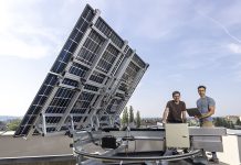 Armin Buchroithner (rechts) und Thomas Neubauer vom Institut für Elektrische Messtechnik und Sensorik der TU Graz neben der FLAPTrack-Demonstrationsanlage. Foto: Helmut Lunghammer/TU Graz