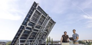 Faltbare Solaranlage: Mehr Strom und Schutz vor Unwetter Armin Buchroithner (rechts) und Thomas Neubauer vom Institut für Elektrische Messtechnik und Sensorik der TU Graz neben der FLAPTrack-Demonstrationsanlage. Foto: Helmut Lunghammer/TU Graz