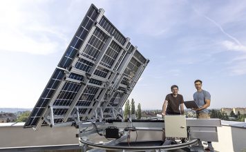 Faltbare Solaranlage: Mehr Strom und Schutz vor Unwetter Armin Buchroithner (rechts) und Thomas Neubauer vom Institut für Elektrische Messtechnik und Sensorik der TU Graz neben der FLAPTrack-Demonstrationsanlage. Foto: Helmut Lunghammer/TU Graz