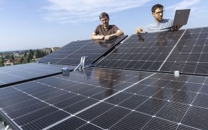 Armin Buchroither (rechts) und Thomas Neubauer vom Institut für Elektrische Messtechnik und Sensorik der TU Graz am faltbaren Solarmodul FLAPTrack. Foto: Helmut Lunghammer/TU Graz