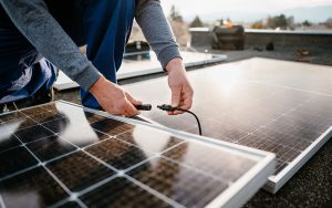 Photovoltaik-Anlagen müssen künftig nicht nur Strom produzieren, sondern flexibler auf Marktpreise, Netzsituationen und Verbrauchsmöglichkeiten reagieren. «Profit-Plus» reduziert die Einspeisung bei negativen Marktpreisen automatisch und zeitlich begrenzt. Foto: iStock