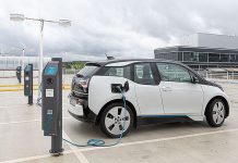 Mit Gleichspannung die Energieeffizienz steigern Die Batterie eines Elektroautos wird geladen (Symbolbild). Foto: Fraunhofer IPA/Rainer Bez