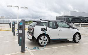 Die Batterie eines Elektroautos wird geladen (Symbolbild). Foto: Fraunhofer IPA/Rainer Bez