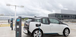Die Batterie eines Elektroautos wird geladen (Symbolbild). Foto: Fraunhofer IPA/Rainer Bez