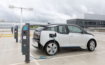 Mit Gleichspannung die Energieeffizienz steigern Die Batterie eines Elektroautos wird geladen (Symbolbild). Foto: Fraunhofer IPA/Rainer Bez