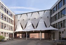 Die Ostfassade mit Vordach. Foto: Veit Landwehr Architekturfotografie