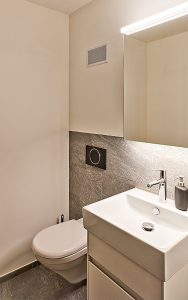 Im Badezimmer befindet sich das Abluftventil, über welches die verbrauchte Luft aus dem Gebäude befördert wird. Foto: Zehnder Group Schweiz AG