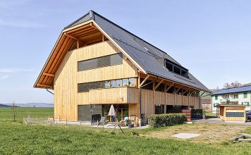 In der Gemeinde Konolfingen, entstand ein modularer Holzbau mit zehn individuell gestalteten Wohnungen auf drei Etagen sowie einem Duplex-Geschoss. Für das Minergie zertifizierte Gebäude wurde ein passendes Lüftungskonzept gesucht. Foto: Zehnder Group Schweiz AG
