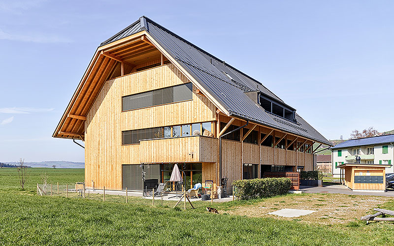 In der Gemeinde Konolfingen, entstand ein modularer Holzbau mit zehn individuell gestalteten Wohnungen auf drei Etagen sowie einem Duplex-Geschoss. Für das Minergie zertifizierte Gebäude wurde ein passendes Lüftungskonzept gesucht. Foto: Zehnder Group Schweiz AG