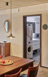 Dank seiner kompakten Bauweise lässt sich Zehnder ComfoDuct Activo auch in schmalen Holzwänden installieren. Hinter dem dezent gehaltenen Design-Abdeckgitter des Gehäuses arbeitet ein geräuscharmer Ventilator. Foto: Zehnder Group Schweiz AG