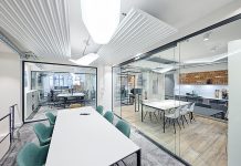 Gerade in Bestandsgebäuden mit wenig Wand- und Bodenfläche spielen die Deckenstrahlplatten Zehnder ZFP Urban ihre Stärken aus. Foto: Zehnder Group AG