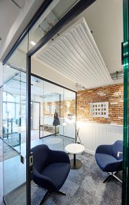 Die Zehnder Deckenstrahlplatten erzeugen keine Luftbewegung, wodurch kein Staub und andere Partikel aufgewirbelt werden – ideal für ein gesundes Arbeitsklima. Foto: Zehnder Group AG