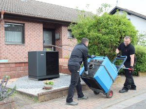 Raus mit der alten Gasheizung, rein in die Zukunft: Beim Heizungstausch ersetzt eine moderne Stiebel-Eltron-Wärmepumpe fossile Technik – effizient, leise und klimafreundlich. Foto: Stiebel Eltron