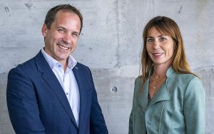 Vincent Revol (Vizepräsident Industry 4.0 and Life Sciences und Mitglied der Geschäftsleitung von CSEM) und Sarah Hauser (Direktorin Departement Informatik der HSLU). Foto: CSEM
