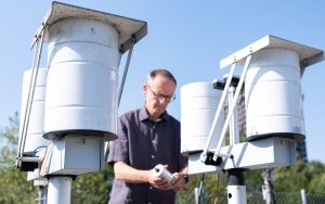 Empa-Forscher Christoph Hüglin sammelt Proben von Partikeln, die mit Regen und Schnee aus der Luft ausgewaschen werden oder sich aufgrund der Schwerkraft absetzen. Foto: Empa