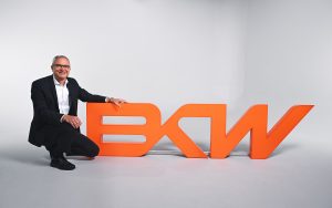 CEO Robert Itschner freut sich über den neuen Markenauftritt der BKW. Foto: BKW