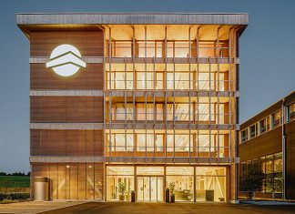 Holzbau und Hitzetauglichkeit Das Stammhaus von Blumer Lehmann auf dem Erlenhof im Kanton St. Gallen. Foto: Jan Thoma/Blumer Lehmann