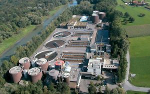 Der grösste Teil des Mikroplastiks im Abwasser wird in den Kläranlagen zurückgehalten und mit dem Klärschlamm verbrannt. Nur ein kleiner Teil gelangt aus den Kläranlagen in die Gewässer. Foto: Eawag