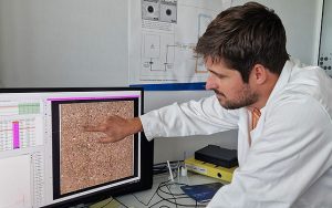 Im Klärschlamm aus 51 Schweizer Kläranlagen analysierten die Forschenden die enthaltenen Mikroplastikartikel mit Hilfe von hochmodernen Infrarotmikroskopen. Foto: Eawag