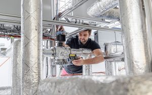 Prüfstand zur Untersuchung dampferzeugender Wärmepumpen für Prozesstemperaturen von 160 Grad am Fraunhofer ISE. Foto: Fraunhofer ISE/Michael Spiegelhalter