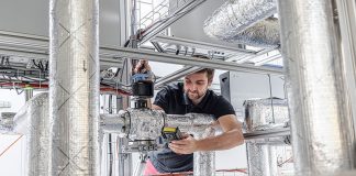 Prüfstand zur Untersuchung dampferzeugender Wärmepumpen für Prozesstemperaturen von 160 Grad am Fraunhofer ISE. Foto: Fraunhofer ISE/Michael Spiegelhalter