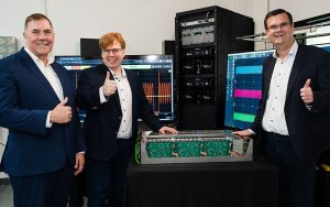 Barry Powell (President and Regional CEO of Siemens Electrical Products, Taavi Madiberk (CEO of Skeleton Technologies), Markus Grabmeier (President of Electrical Products at Siemens AG). Foto: Siemens AG