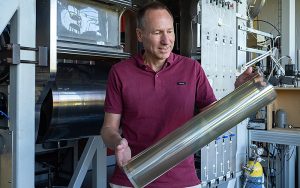 Empa-Forscher Dirk Hegemann arbeitet an der Funktionalisierung der Oberflächen mittels Plasmabeschichtung. Anders als herkömmliche Filtermaterialien nehmen die ultradünnen Amin-haltigen Materialien das CO₂ nicht tief in ihrem Innern auf, sondern binden es direkt an der Oberfläche. Foto: Empa